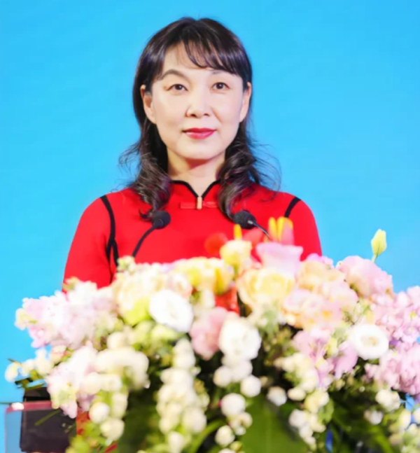 创赢盘交易 杜建英年轻时照片被扒，长相出众时尚漂亮，和宗庆后发妻子太不同